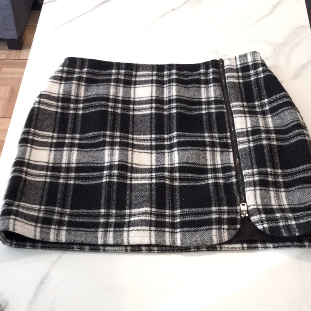 Hollister white and black plaid Micro or ultra mini skirt, size 1.